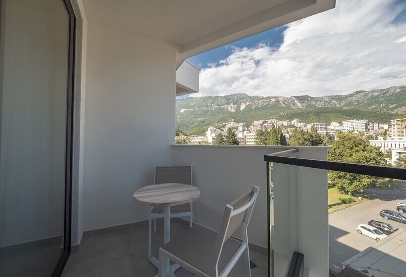 اتاق سوپریور, Montenegro