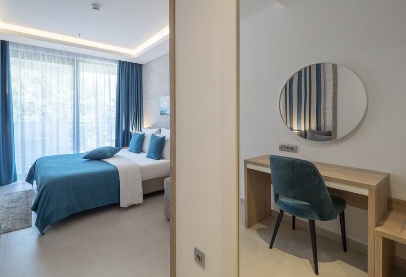 اتاق سوپریور, Montenegro