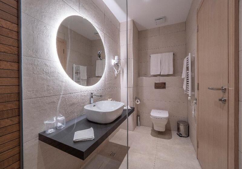 اتاق سوپریور, Montenegro