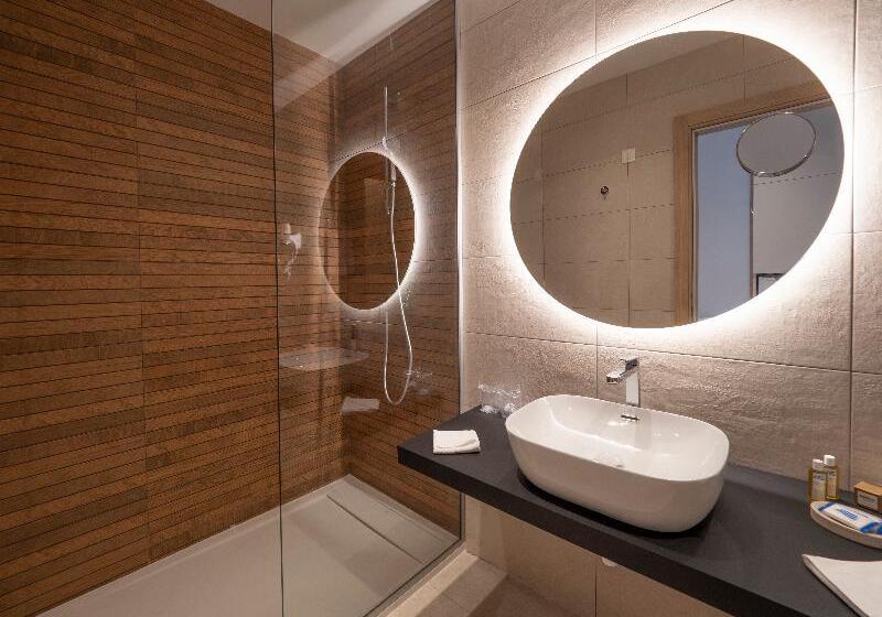 اتاق سوپریور با چشمانداز جانبی دریا, Montenegro