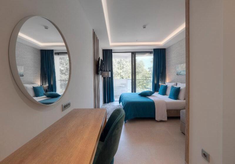 اتاق سوپریور با چشمانداز جانبی دریا, Montenegro