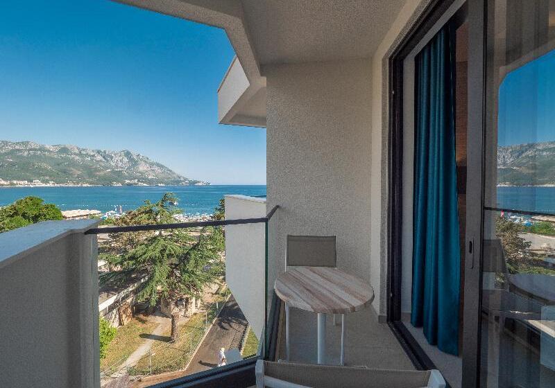 اتاق سوپریور با چشمانداز جانبی دریا, Montenegro