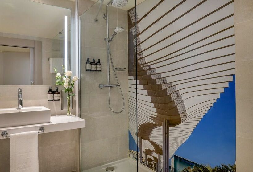 اتاق خانوادگی تودرتو, NH Malaga