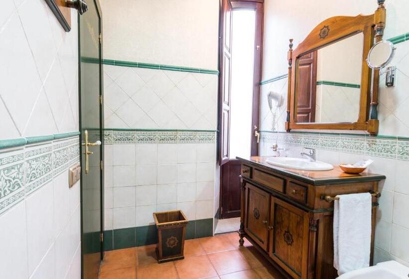 اتاق سوپریور با چشمانداز شهر, Plaza Nueva