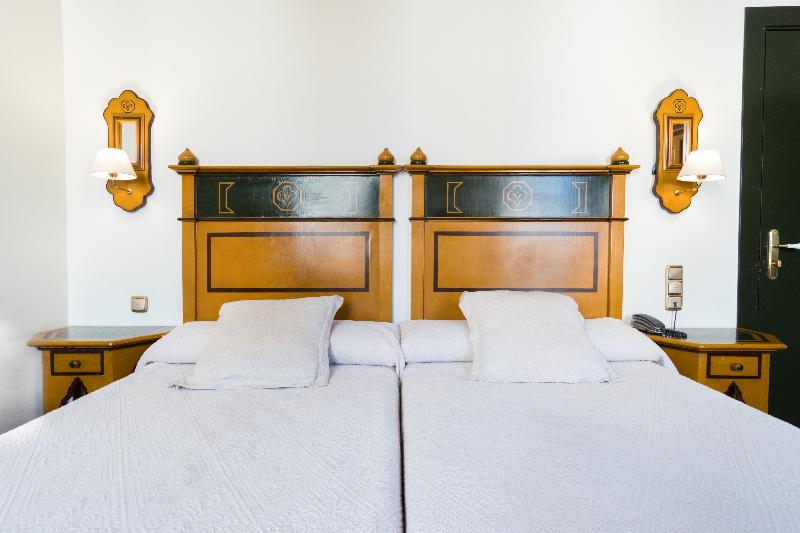 اتاق استاندارد سه نفره, Plaza Nueva