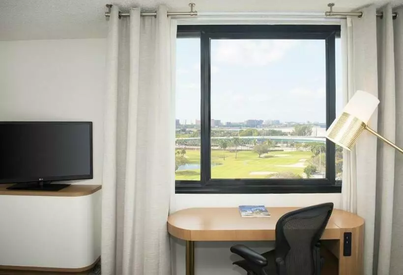 اتاق لوکس با تخت بزرگ, Sheraton Miami Airport Hotel And Executive Meeting Center