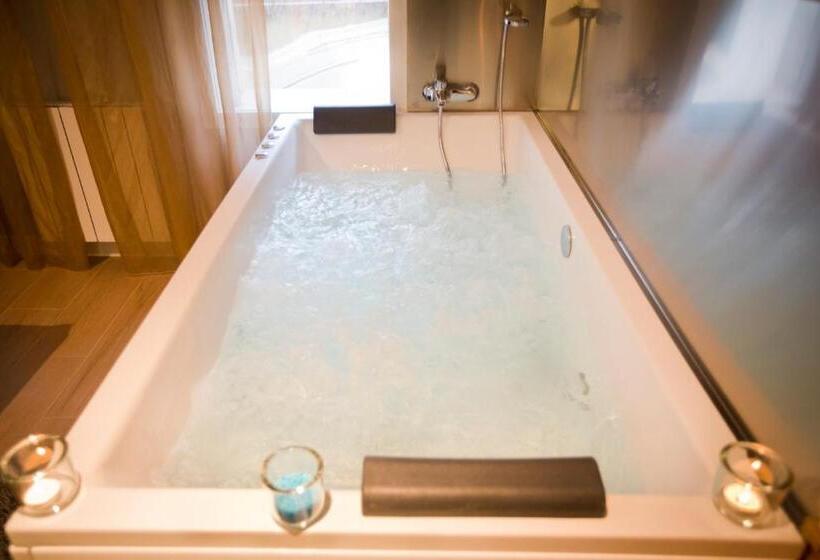 غرفة ديلوكس مزوَّدة بجاكوزي, You & Co. J. Botanico Boutique