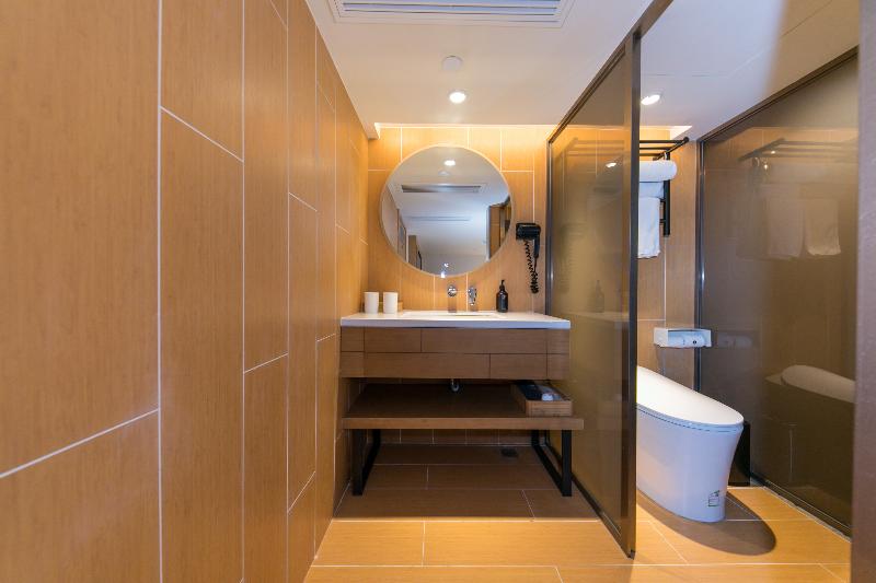 Quarto Estandar Individual, Ji  Shanghai Longyang Road Magnetic Levitation Station