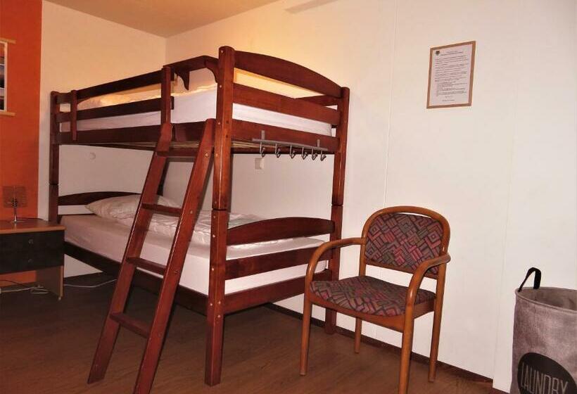 تختخواب در اتاق مشترک, Húsavík Green Hostel