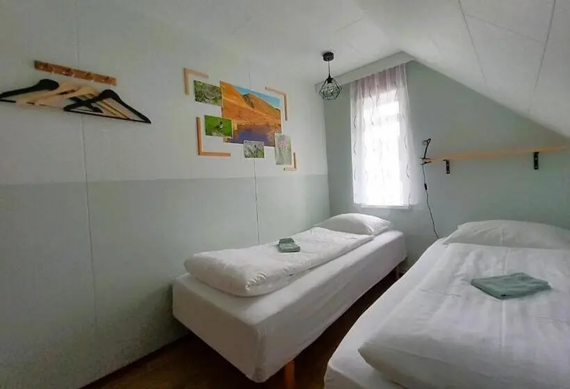 اتاق استاندارد با سرویس بهداشتی مشترک, Húsavík Green Hostel