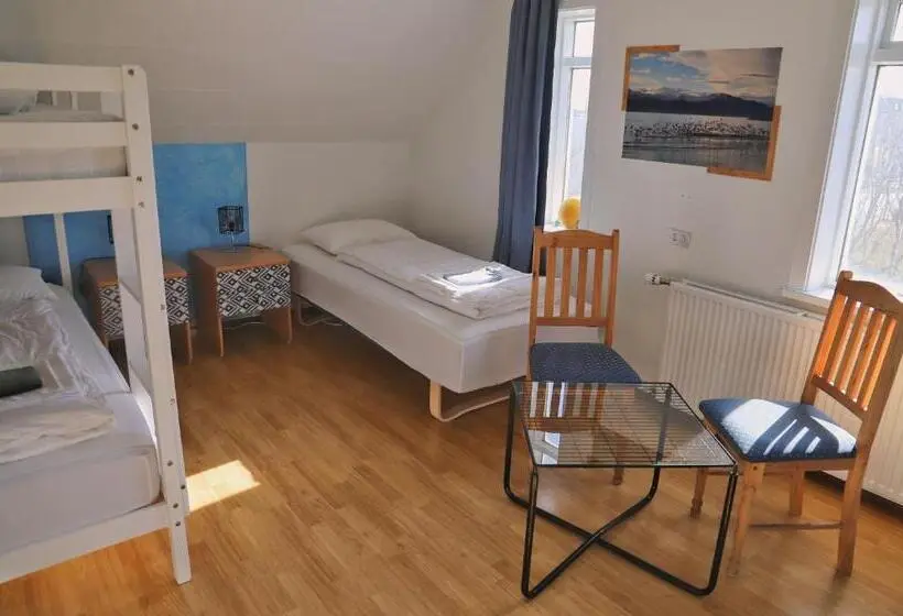 اتاق استاندارد سه تخته با سرویس بهداشتی مشترک, Húsavík Green Hostel