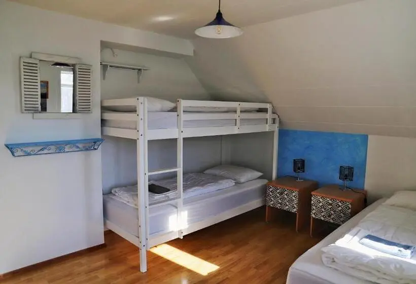 اتاق استاندارد سه تخته با سرویس بهداشتی مشترک, Húsavík Green Hostel