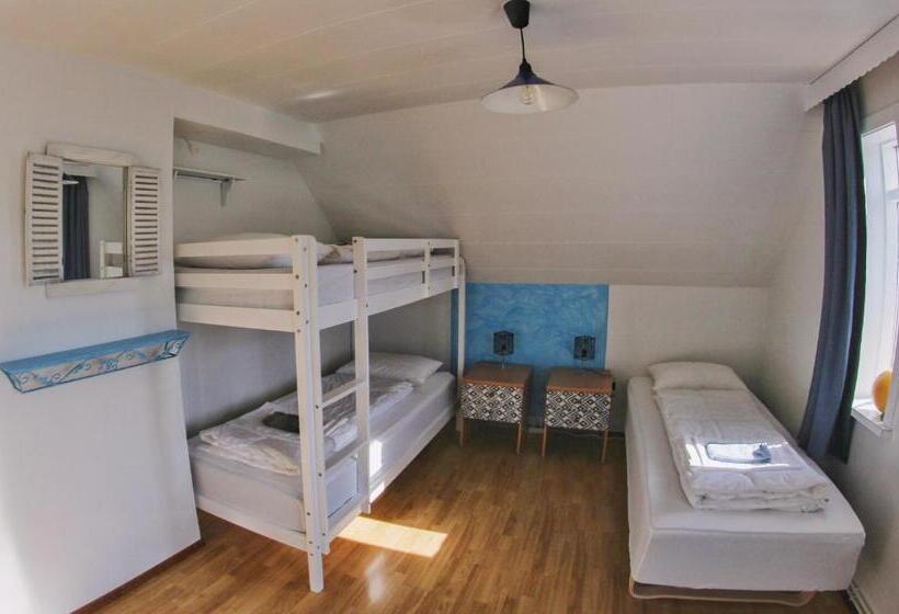 اتاق استاندارد سه تخته با سرویس بهداشتی مشترک, Húsavík Green Hostel