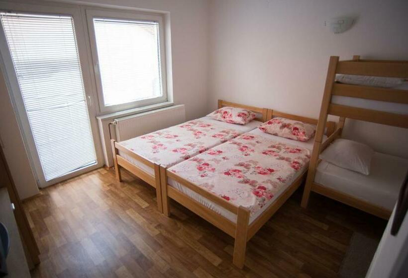 اتاق استاندارد چهارنفره با بالکن, Hostel Larisa