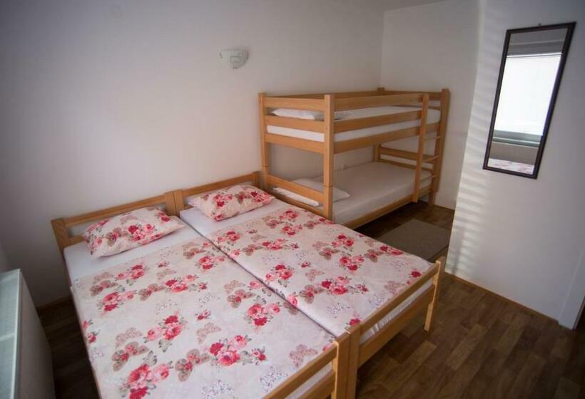 اتاق استاندارد چهارنفره با بالکن, Hostel Larisa