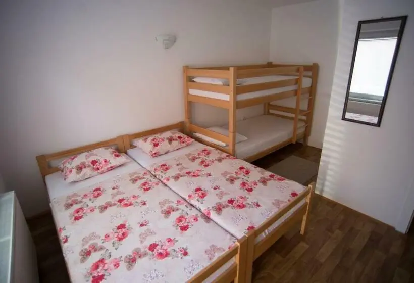 اتاق استاندارد چهارنفره با بالکن, Hostel Larisa