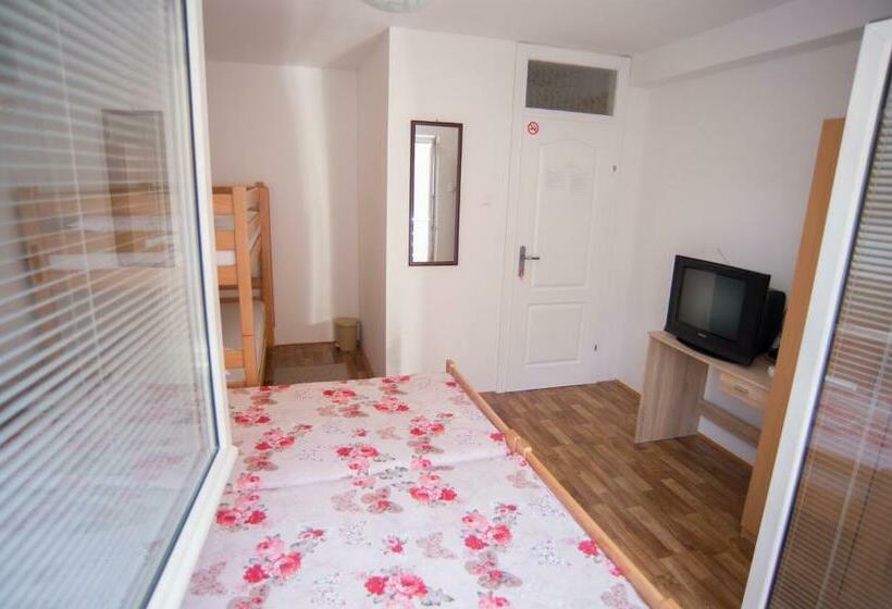 اتاق استاندارد چهارنفره با بالکن, Hostel Larisa