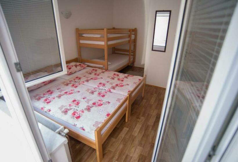 اتاق استاندارد چهارنفره با بالکن, Hostel Larisa