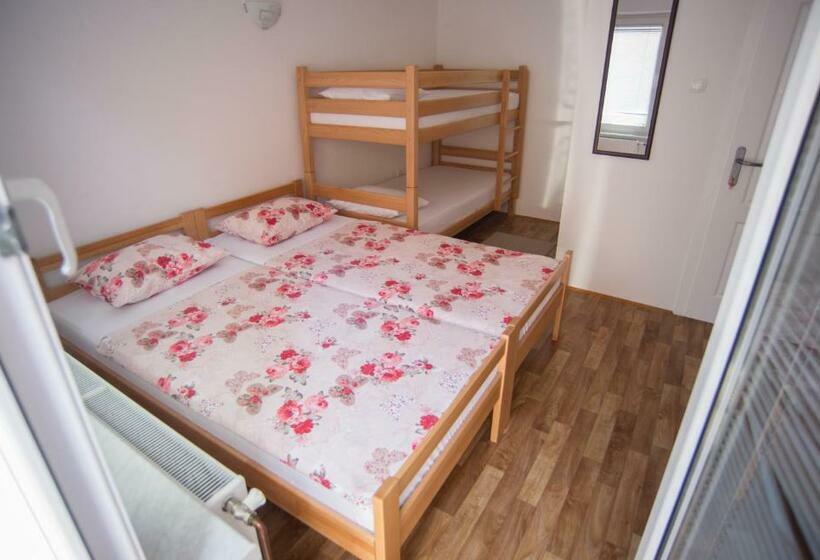 اتاق استاندارد چهارنفره با بالکن, Hostel Larisa