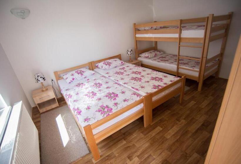 اتاق استاندارد چهارنفره با بالکن, Hostel Larisa