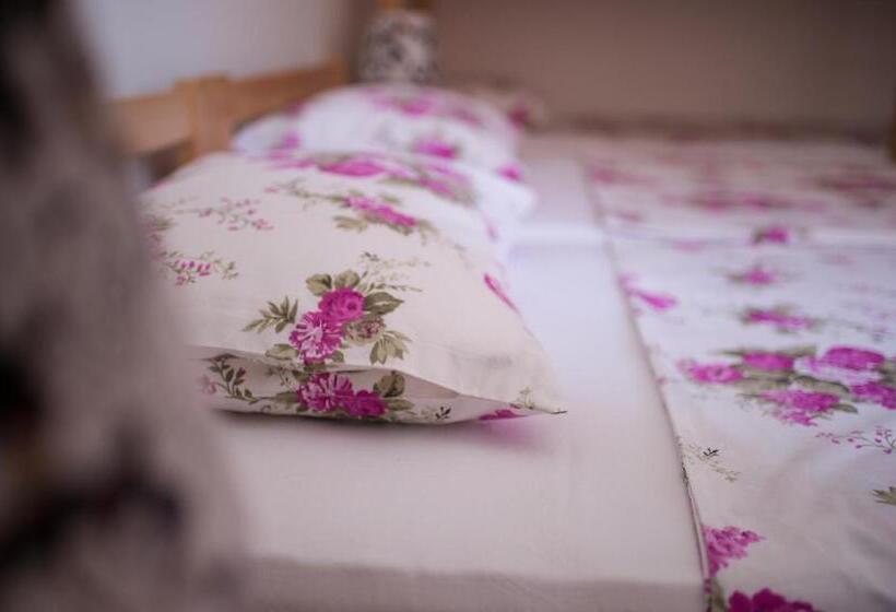 اتاق استاندارد چهارنفره با بالکن, Hostel Larisa