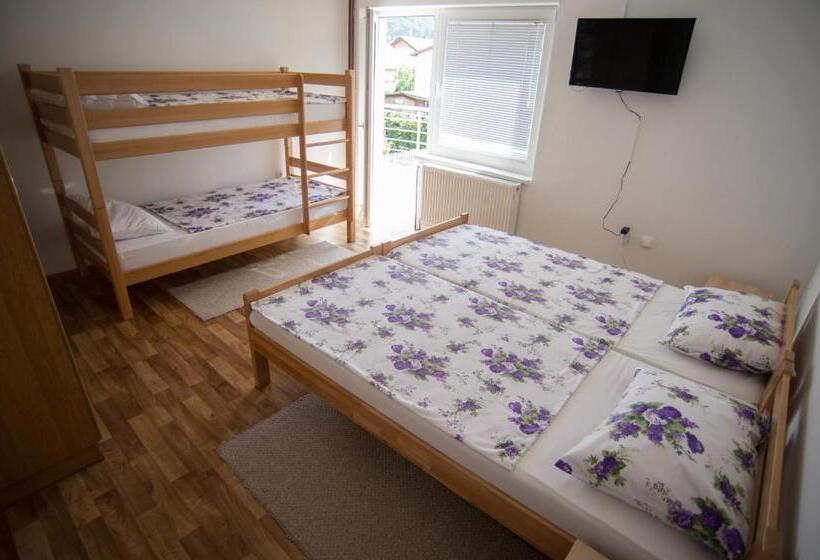اتاق استاندارد چهارنفره با بالکن, Hostel Larisa