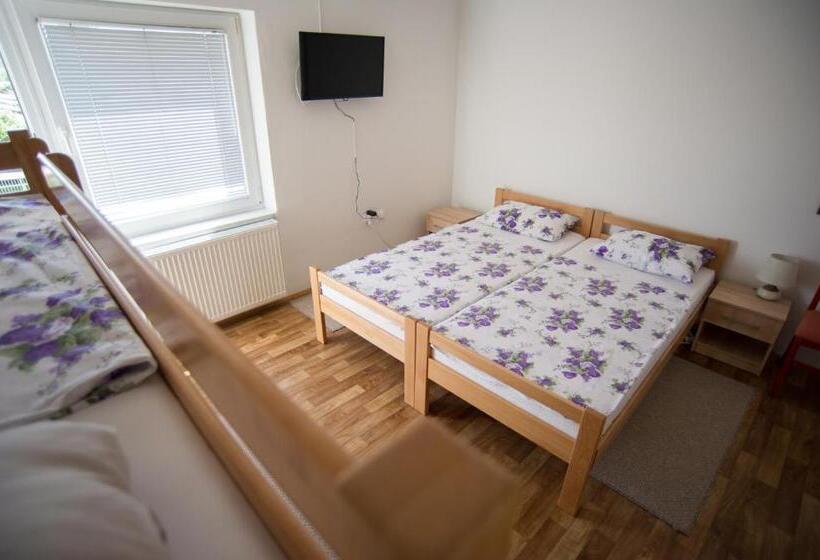 اتاق استاندارد چهارنفره با بالکن, Hostel Larisa