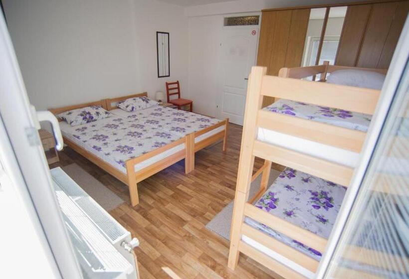 اتاق استاندارد چهارنفره با بالکن, Hostel Larisa
