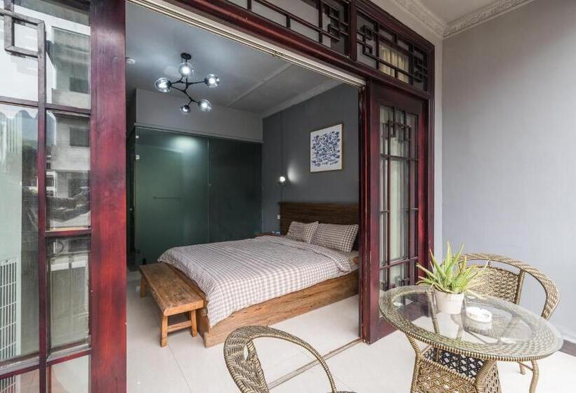 标准间带阳台, Hi Grey Hostel Xingping