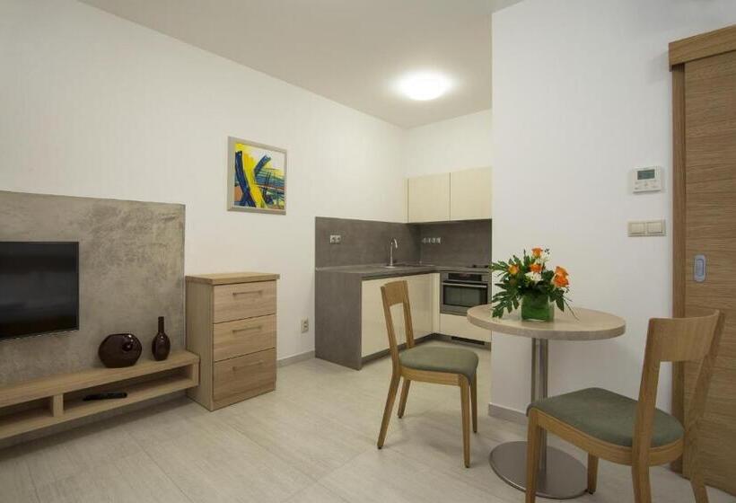 غرفة قياسية, A Restaurace U Stavaře