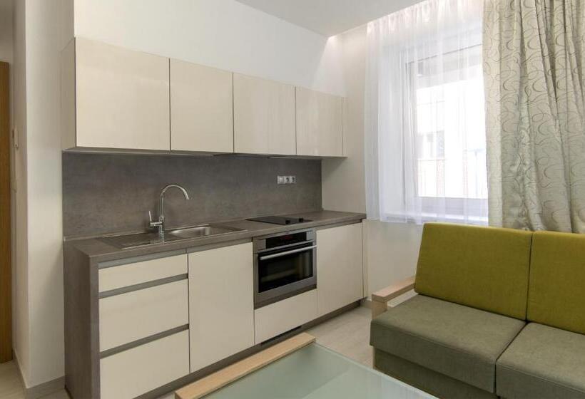 شقة غرفة واحدة, A Restaurace U Stavaře