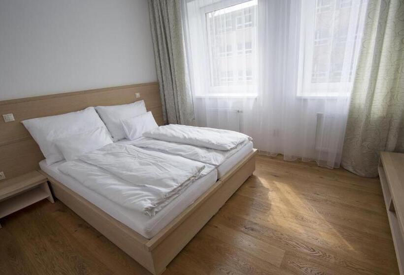 شقة غرفة واحدة, A Restaurace U Stavaře