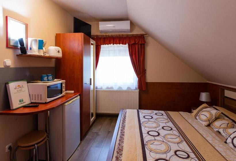 استودیوی استاندارد, Erika Vendégház