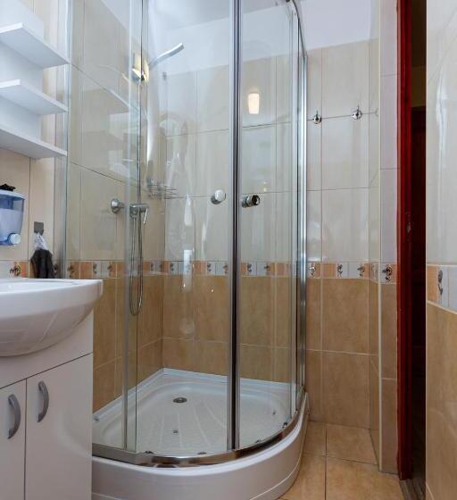 استودیوی استاندارد, Erika Vendégház