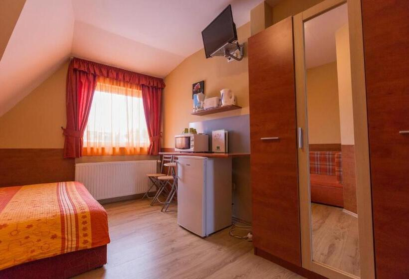 اتاق لوکس سه تخته, Erika Vendégház