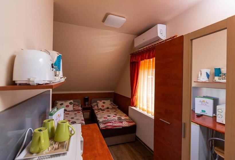 اتاق استاندارد سه نفره, Erika Vendégház