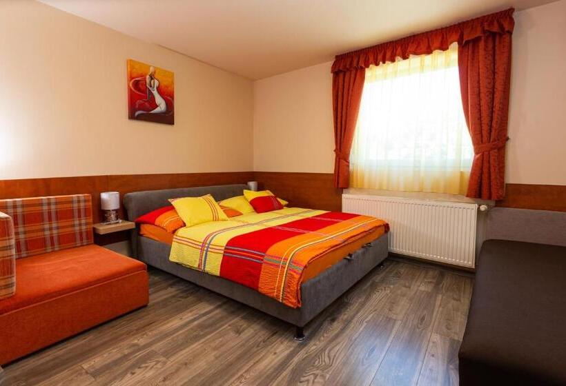 اتاق لوکس سه تخته, Erika Vendégház