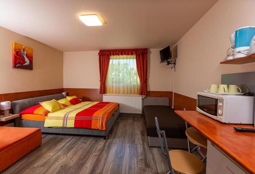 اتاق استاندارد سه نفره, Erika Vendégház