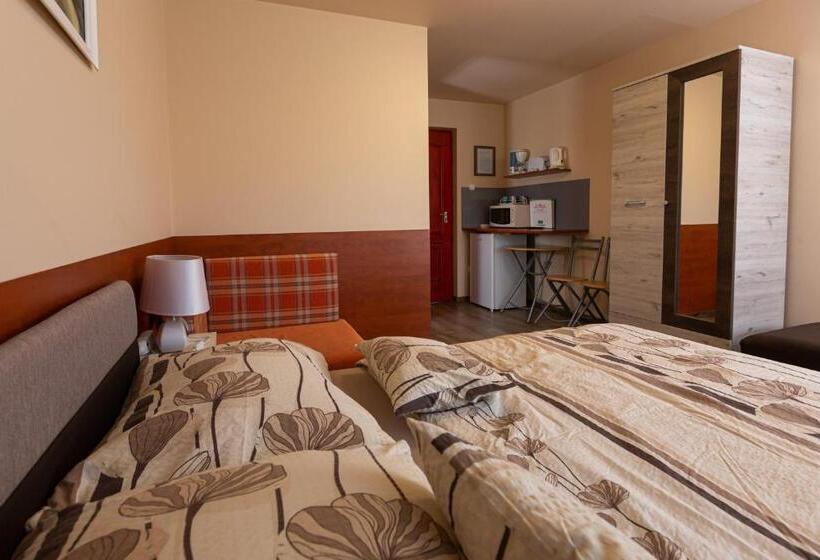 اتاق استاندارد سه نفره, Erika Vendégház