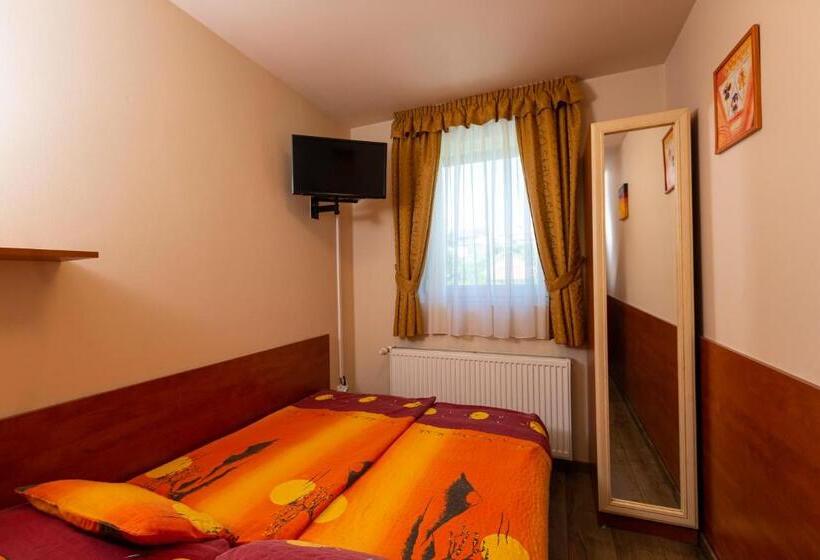 اتاق لوکس سه تخته, Erika Vendégház