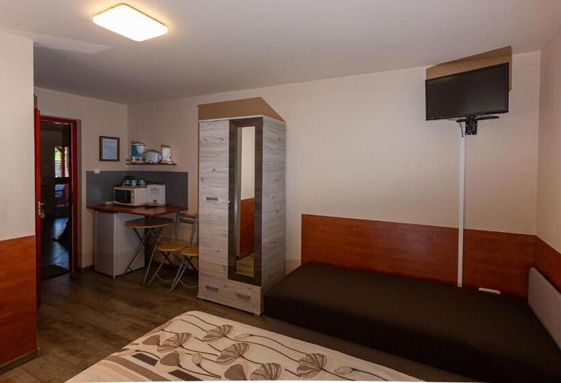 اتاق استاندارد سه نفره, Erika Vendégház