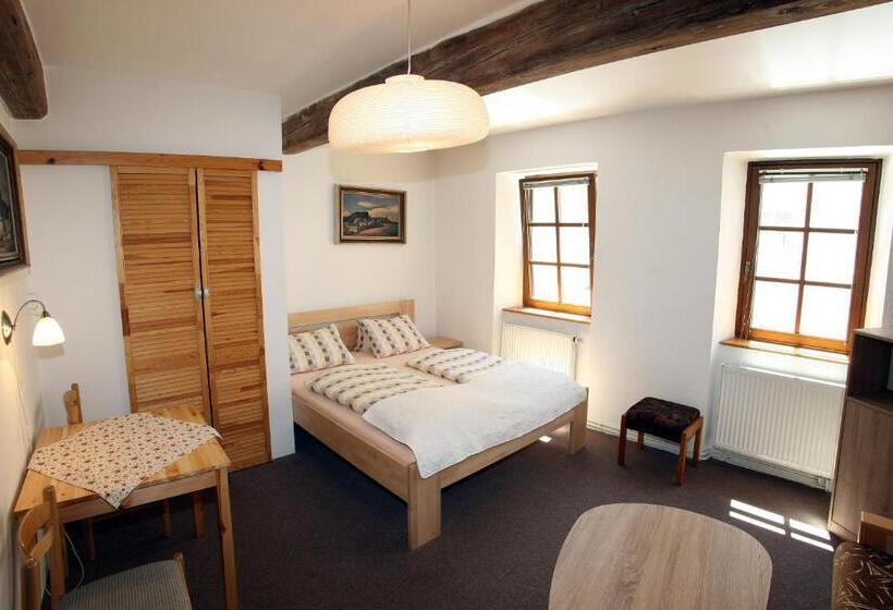 חדר משפחתי, Family