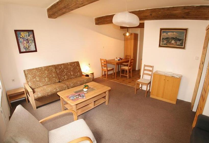 חדר משפחתי, Family