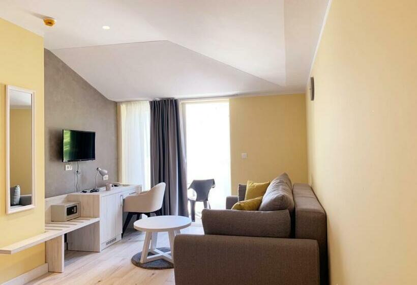 اتاق سوپریور, Pierina