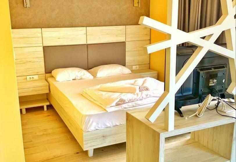 اتاق لوکس با چشمانداز دریا, Pierina