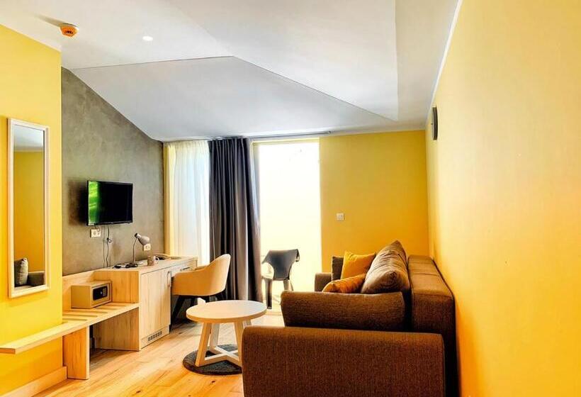 اتاق سوپریور, Pierina