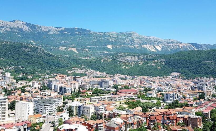 اتاق لوکس با چشمانداز دریا, Pierina