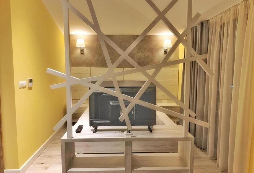 اتاق لوکس با چشمانداز دریا, Pierina