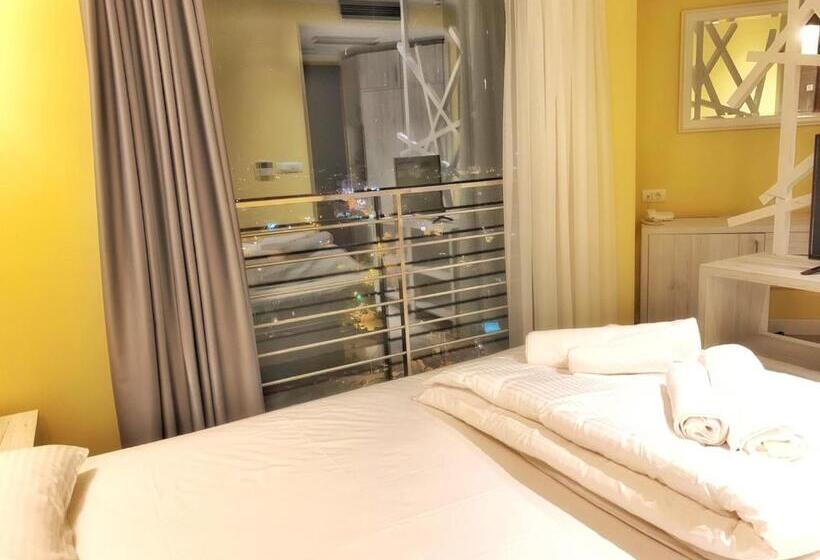 اتاق لوکس با چشمانداز دریا, Pierina