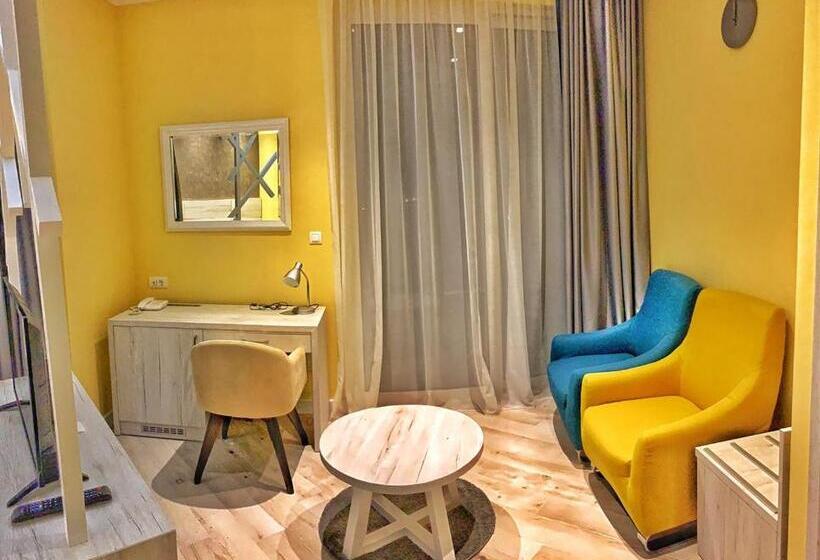 اتاق لوکس, Pierina